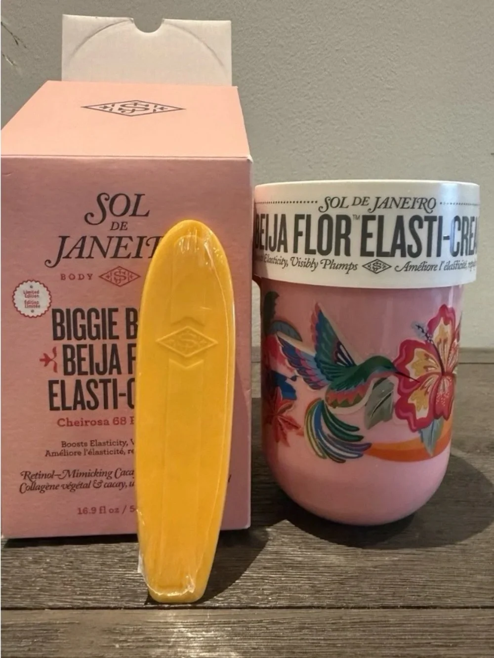 Sol de Janeiro Biggie Biggie Beija Flor Elasti-Cream - Pink with Yellow Spatula - Picture 2 of 3